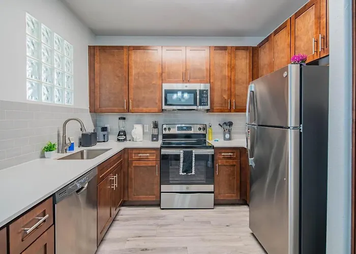 Apartment Deluxe 1bd King Bed Pool, Hot Tub, Gym, Parking *