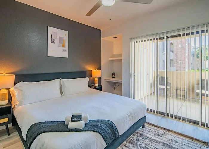Deluxe 1bd King Bed Pool, Hot Tub, Gym, Parking