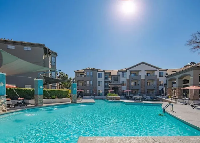 Deluxe 1bd King Bed Pool, Hot Tub, Gym, Parking *