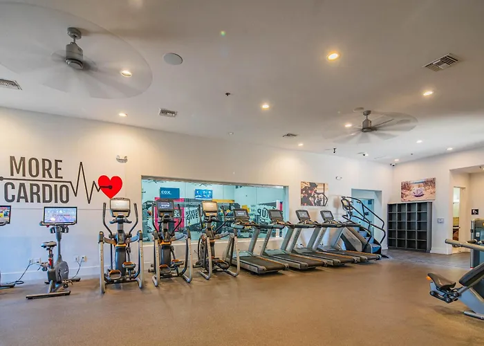 Deluxe 1bd King Bed Pool, Hot Tub, Gym, Parking