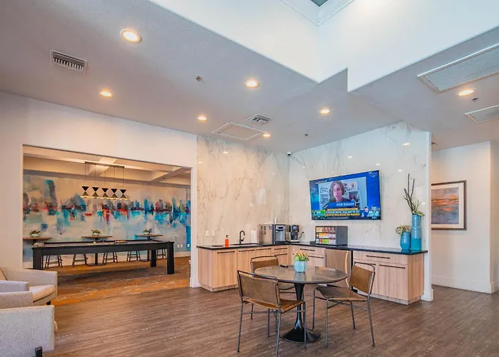 Deluxe 1bd King Bed Pool, Hot Tub, Gym, Parking Apartment