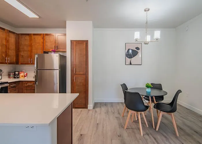 Deluxe 1bd King Bed Pool, Hot Tub, Gym, Parking *