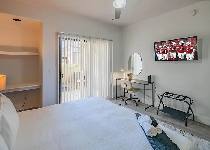 Apartment Deluxe 1bd King Bed Pool, Hot Tub, Gym, Parking Glendale