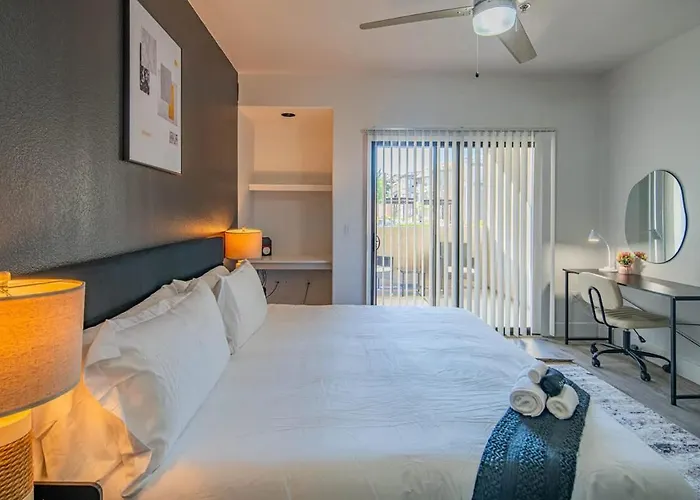Apartment Deluxe 1bd King Bed Pool, Hot Tub, Gym, Parking Glendale