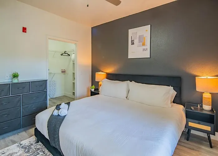 Apartment Deluxe 1bd King Bed Pool, Hot Tub, Gym, Parking Glendale