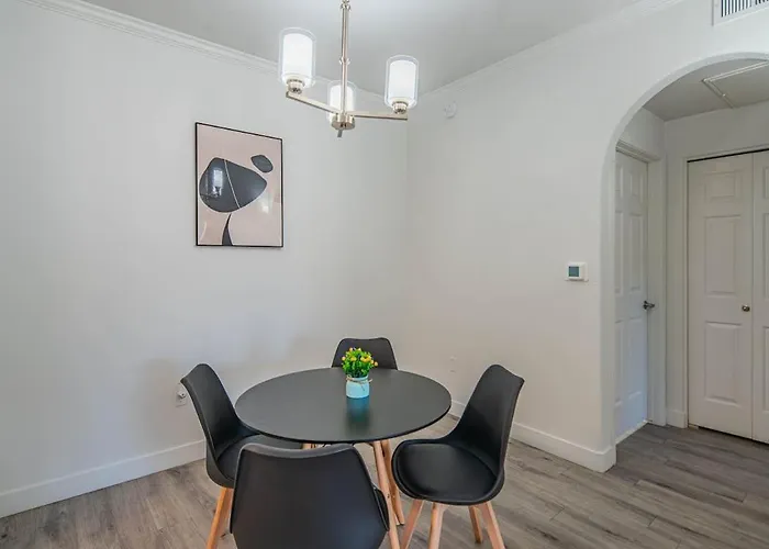 Deluxe 1bd King Bed Pool, Hot Tub, Gym, Parking * Glendale
