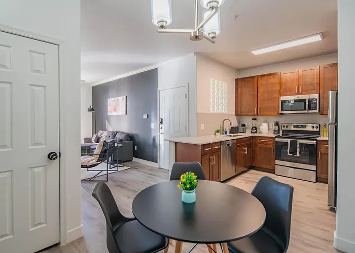 Apartment Deluxe 1bd King Bed Pool, Hot Tub, Gym, Parking