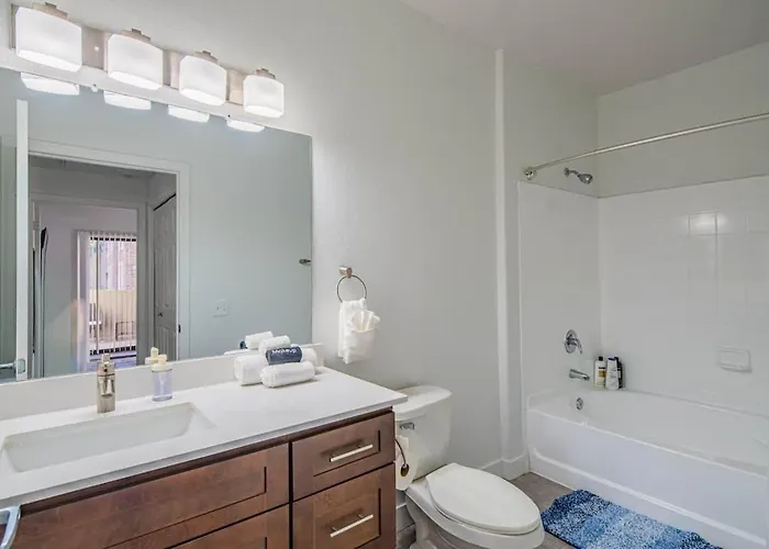 Deluxe 1bd King Bed Pool, Hot Tub, Gym, Parking Glendale