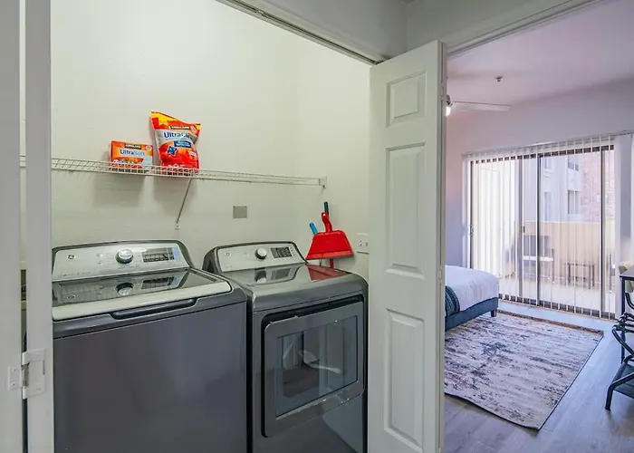 Apartment Deluxe 1bd King Bed Pool, Hot Tub, Gym, Parking