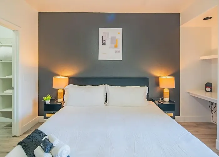 Deluxe 1bd King Bed Pool, Hot Tub, Gym, Parking *